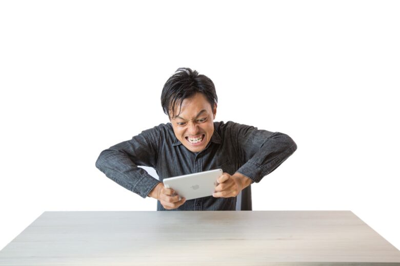 憎しみを煽られた人のイメージ